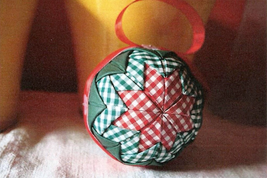 Venha aprender a fazer Bolas de Natal em Patchwork | UITI